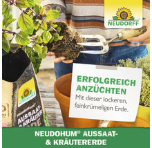 Neudorff Logo. Person pflanzt Kräuter mit Neudohum Aussaat- und Kräutererde in einen Topf.