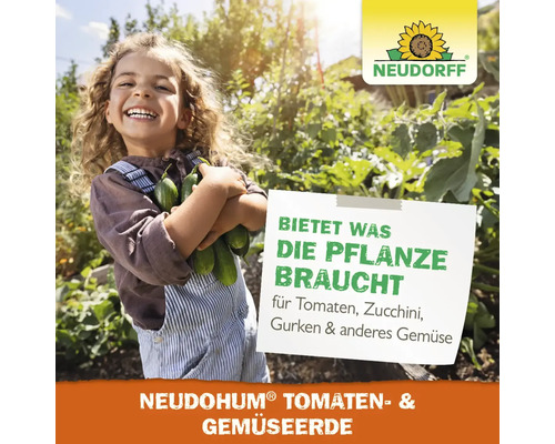 Glückliches Kind mit Gurkenernte im Gemüsegarten, Neudorff Logo, Hinweis auf Neudohum Tomaten- und Gemüseerde