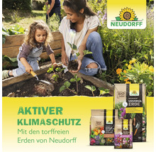 Eine Mutter und ihre Tochter pflanzen Erdbeeren in einem Hochbeet mit Neudorff Erde und dem Neudorff Logo.