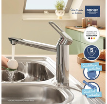 "Küchenszene mit Spültischarmatur aus Chrom, die Wasser abgibt