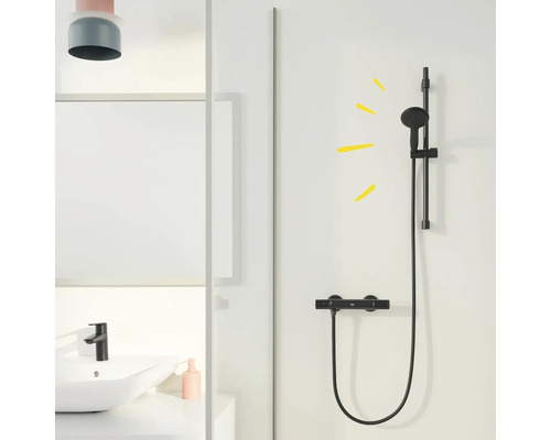 Duscharmatur mit Brausestange in einem hellen Badezimmer.