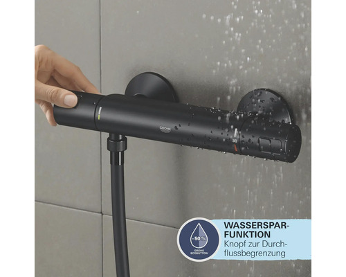 Schwarze Duscharmatur mit Wassersparfunktion und Hand, die den Knopf drückt.