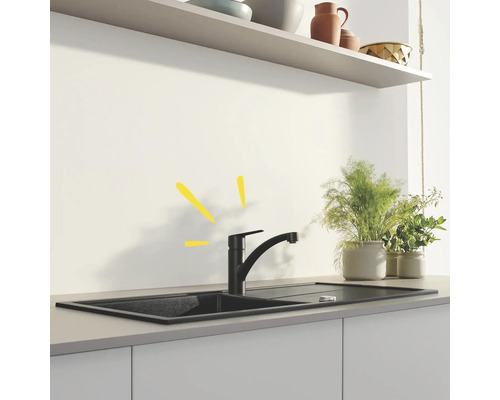 Spüle mit Abtropffläche und Armatur in einer hellen Küche