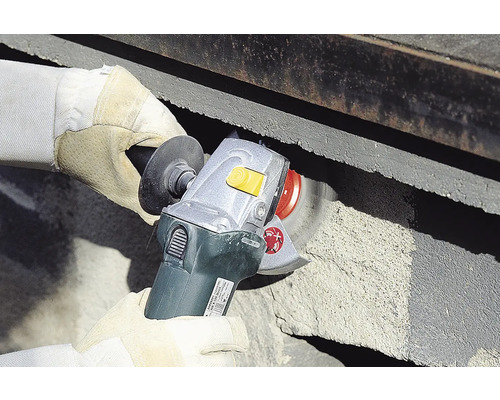 Ein Mann verwendet eine Schleifmaschine zum Schleifen von Beton.