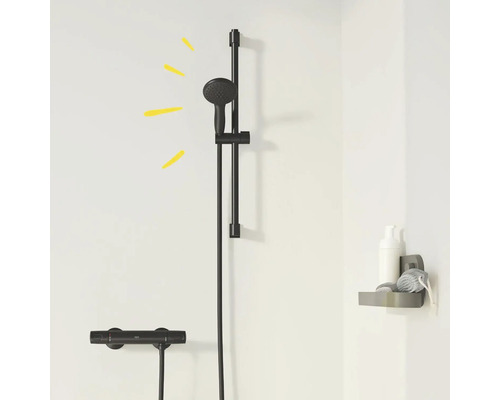 Brausegarnitur in einem hellen Badezimmer mit Regalboden