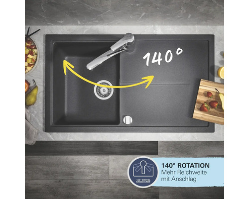 Draufsicht auf eine schwarze Küchenspüle mit Armatur, die eine Drehung von 140 Grad ermöglicht