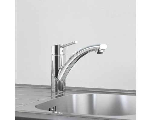 Küchenarmatur aus Metall am Spülbecken