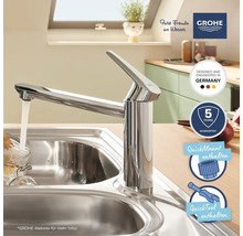 Küchenarmatur aus Chrom neben einem Spülbecken mit Wasserhahn von Grohe