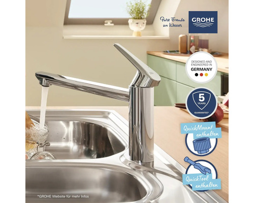 Küchenarmatur aus Chrom neben einem Spülbecken mit Wasserhahn von Grohe