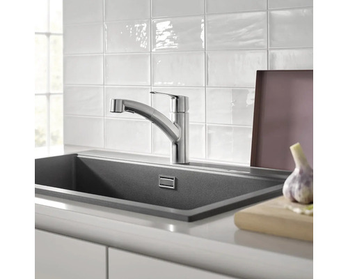 Küchenspüle mit Armatur und weißem Fliesenspiegel