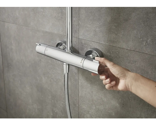 Thermostatbatterie mit Hand, montiert an gefliester Wand