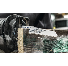 Säbelsäge beim Schneiden von Holz mit einer Metallsäge