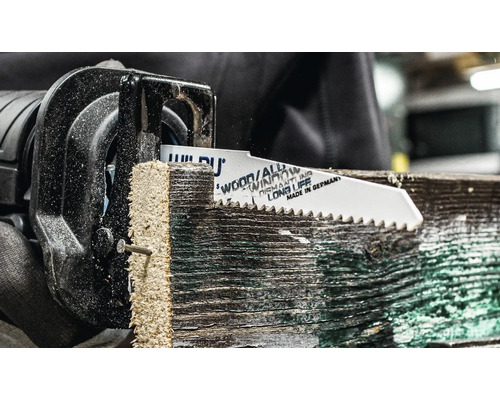 Säbelsäge beim Schneiden von Holz mit einer Metallsäge