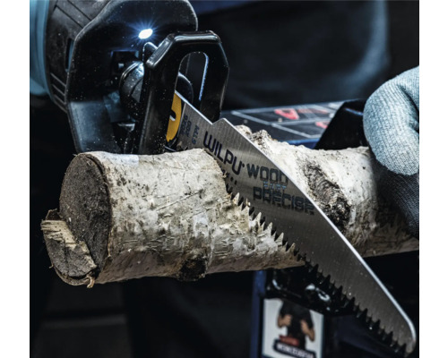 Säbelsäge schneidet ein Holzstück, Nahansicht.