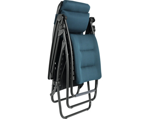 Zusammengeklappter Relaxsessel mit blauem Bezug