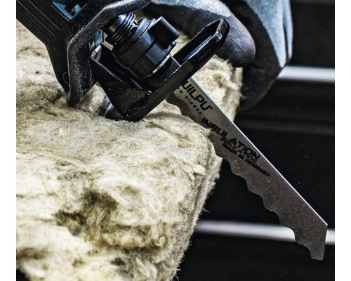 Säbelsäge schneidet Dämmstoff