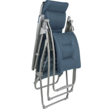 Zusammengeklappter Relaxsessel mit Textilbezug und Metallgestell.