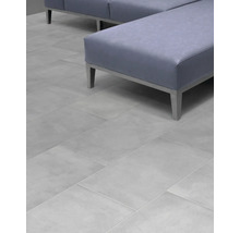 Bodenfliesen im Innenbereich mit Sitzbank