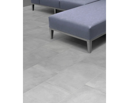 Bodenfliesen im Innenbereich mit Sitzbank