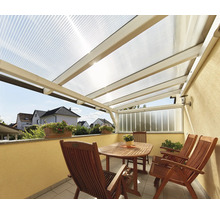 Terrasse mit Überdachung, Tisch und Stühlen