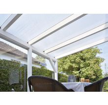 Terrasse mit Überdachung aus transparentem Kunststoff und weißem Rahmen.