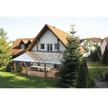 Haus mit Terrassenüberdachung und Garten