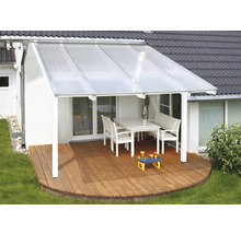 Terrasse mit Überdachung, Tisch und Sitzbank auf Holzdeck