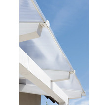 Detailansicht einer Terrassenüberdachung mit Polycarbonatplatten