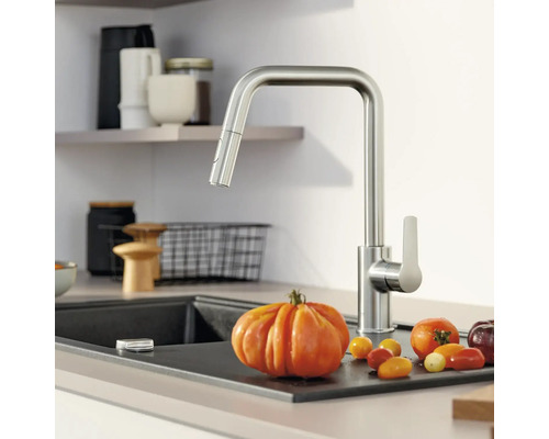 Küchenszene mit Spültischarmatur und Tomaten