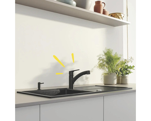 Spüle mit Armatur und Seifenspender in einer hellen Küche.