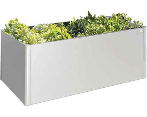 Hochbeet aus Metall bepflanzt mit Salat und Kräutern