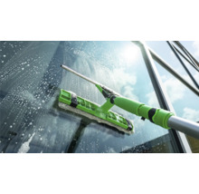 Fensterputzer in Aktion auf einer Glasoberfläche