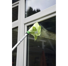 Fensterreiniger mit Teleskopstiel und Reinigungstuch bei der Fensterreinigung