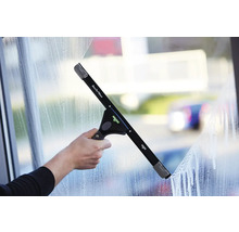 Fensterreinigung mit Fensterabzieher