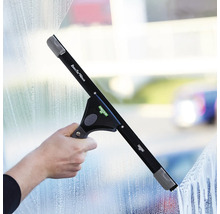 Fensterabzieher im Einsatz zur Fensterreinigung