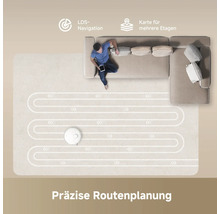 Staubsaugerroboter mit präziser Routenplanung im Einsatz auf einem Teppich, eine Person sitzt auf einem Sofa und bedient den Roboter mit einem Tablet