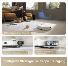 Szene mit einer Frau auf einem Sofa, einem Hund und einem Roboterstaubsauger, der Teppiche reinigt und über eine Ultraschall-Teppicherkennung verfügt.