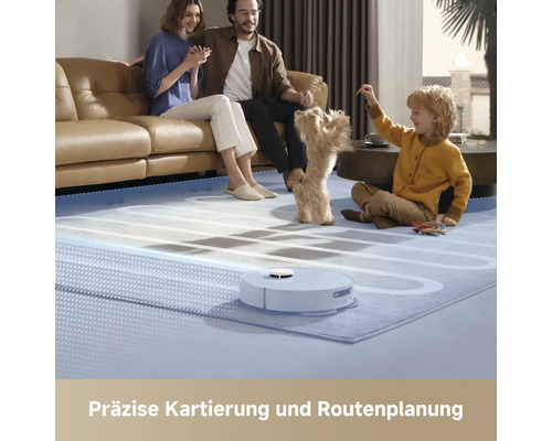 Szene mit Saugroboter, Familie und Hund im Wohnzimmer