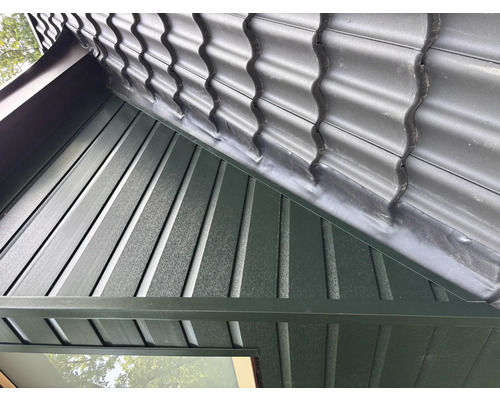 Nahaufnahme eines Daches mit Dachziegeln und vertikalen Holzpaneelen.