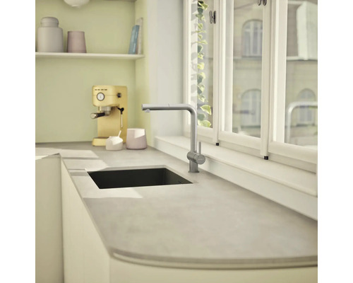 Küchenspüle mit Armatur in heller, moderner Küche