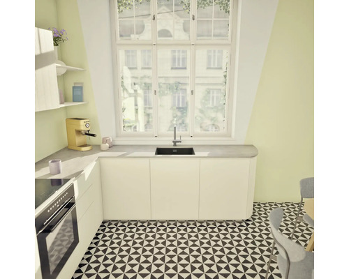 Helle Küche mit Spüle, Arbeitsplatte, Küchengeräten und schwarz-weiß gemustertem Boden