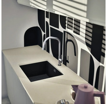 Küchenspüle mit Armatur und geometrischer Wandgestaltung für eine moderne Kücheneinrichtung.