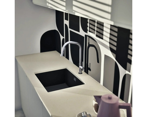 Küchenspüle mit Armatur und geometrischer Wandgestaltung für eine moderne Kücheneinrichtung.