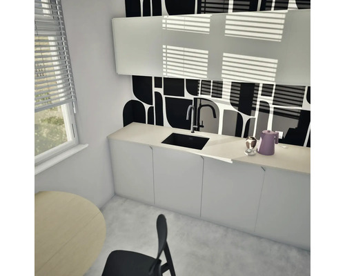 Küchenszene mit Spüle, Armatur, Küchengeräten und Essbereich unter einem Fenster mit Jalousien.