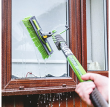 Fensterreinigung mit Teleskopstiel und Bürste im Einsatz