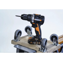 Worx Logo Akku-Bohrschrauber auf einem Holzbrett mit Rollen