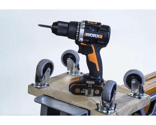 Worx Logo Akku-Bohrschrauber auf einem Holzbrett mit Rollen