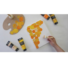 Leinwand wird mit Acrylfarben und einem Farbtupfer bemalt, um ein abstraktes Muster zu erzeugen. Farben, Palette und Pinsel sind ebenfalls vorhanden.