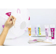 Bemalen einer Papierlaterne mit Farben und Pinsel