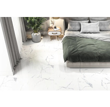 Schlafzimmer mit weißem Marmorboden, Bett und Nachttisch